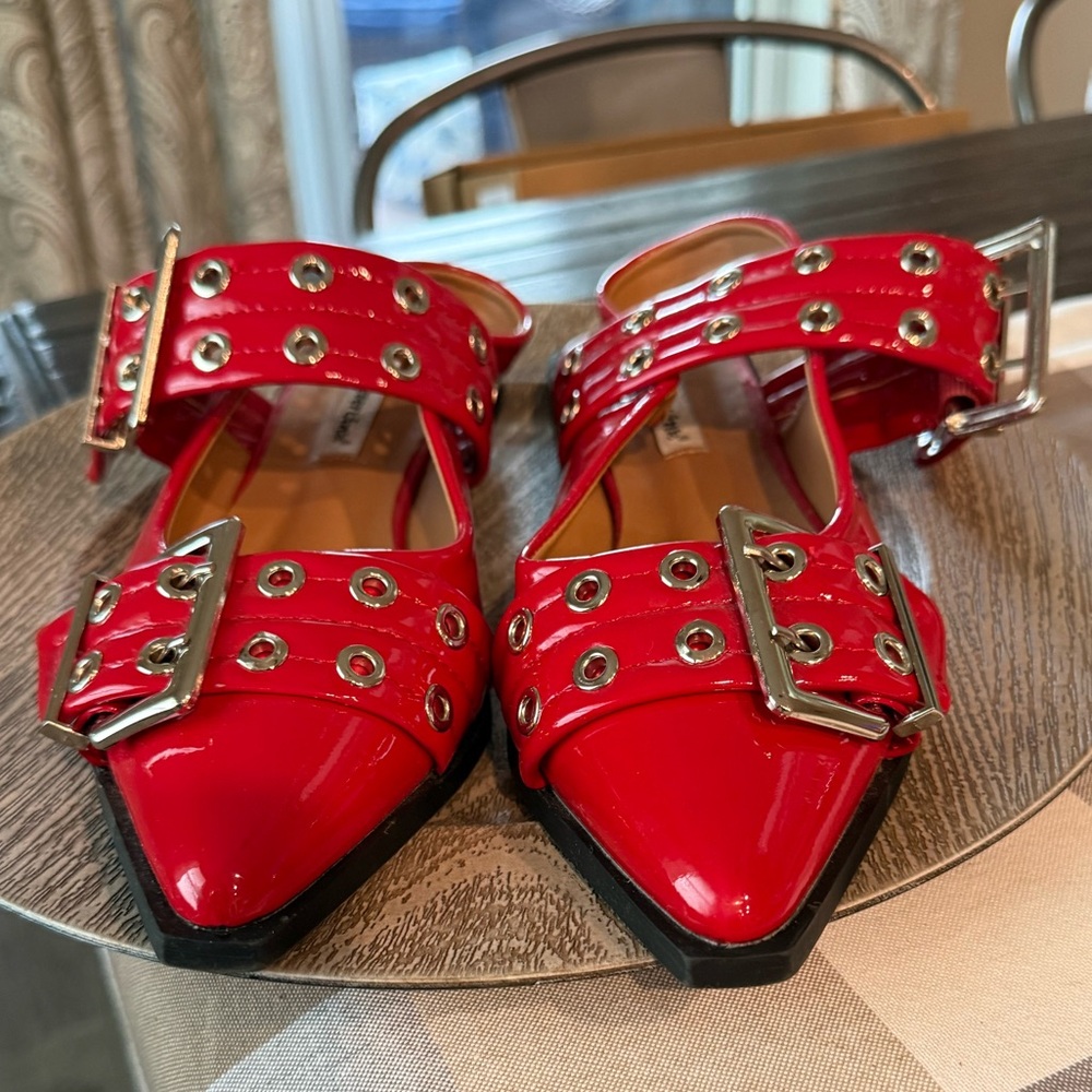 Forever Link Red Heeled Shoes with Buckle Accents New - Picture 7 of 10